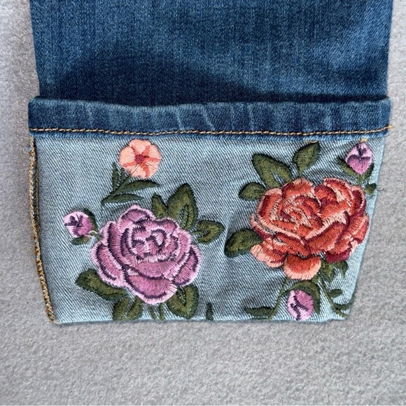 Stitch Star Women's Blue Cropped Jeans with Floral Embroidery Stretch size 8 - Picture 11 of 14